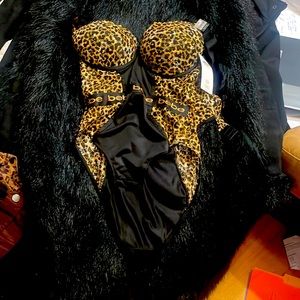 ✨Brand New✨- leopard “bebe” bodysuit.